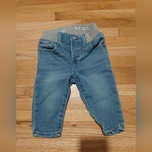 Gap baby boy jeans with stretch band and button closure / size 6-12 months